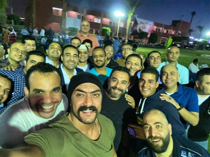 العوضي وسط رجال الشرطة 