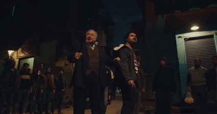 وقف &quot;نجيب&quot; وسط الحارة وبدأ يصرخ في المارة ويقول إن &quot;سعيد&quot; في حمايته 
