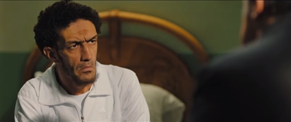 عادل ( خالد الصاوي ) يخبر اسامة ( خالد كمال ) أن غريب زيدان ( محمد عز ) هو والده الحقيقي 
