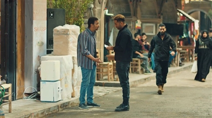 يعطي سرية لأحد أصدقائه مبلغ من المال لمحاسبة أهل الحارة الذين شاركوا في جنازة والدته.