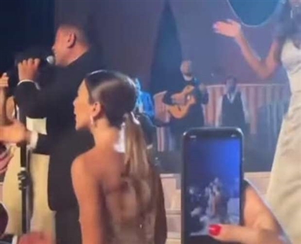 شبيهة دينا الشربيني بجوار مسرح عمرو دياب