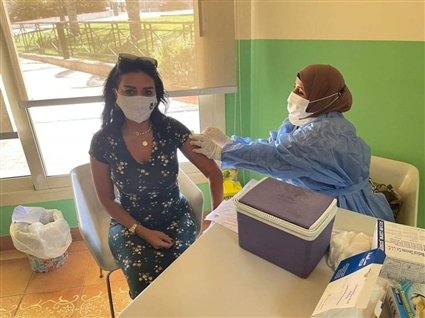 رانيا يوسف وهي تحصل على جرعة اللقاح