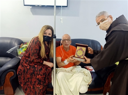 نهال عنبر والأب بطرس دانيال يزوران شريف دسوقي في المستشفى
