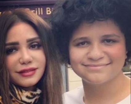 إيناس عز الدين وابنها