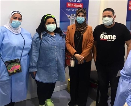 شيماء سيف تتلقى لقاح كورونا