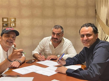 محمد هنيدي خلال توقيعه عقد تقديم البرنامج