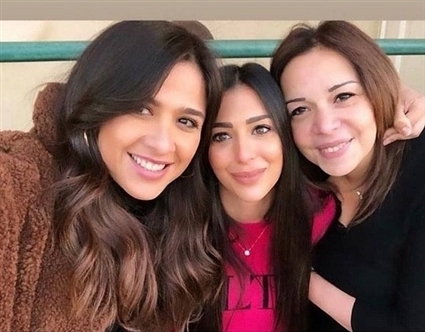 ياسمين عبد العزيز مع شقيقة وابنة محمد حلاوة