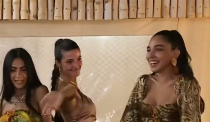 صورة لسلمى تارا وهدى أثناء الرقص