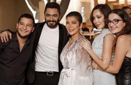 أصالة تتوسط ابنتها وابنها خالد وتامر حسني وبسمة وبسيل