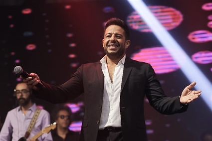حماقي يهدي يُغني للأهلي بحفل القاهرة الجديدة