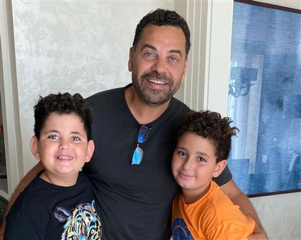 طارق العريان مع طفليه آدم وعلي