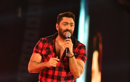 تامر حسني يٌشعل أجواء حفله بالإسكندرية