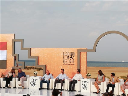 صورة لمنصة المؤتمر الصحفي