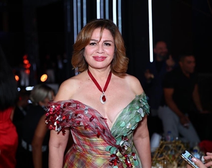 إلهام شاهين بفستان بألوان متداخلة غير متناسقة