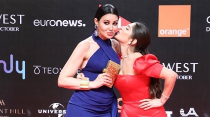 قبلة من مايان السيد على خد أروى جودة