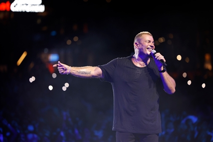 عمرو دياب يمتع جمهوره بأجمل أغانيه