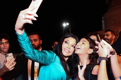 هيفاء وهبي تلتقط سيلفي مع جمهور بورسعيد