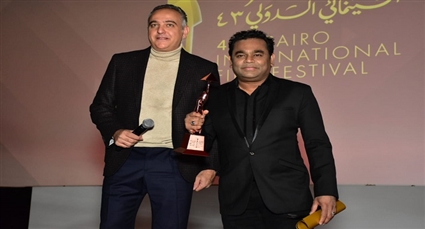 أي آر رحمان خلال تسلمه درع التكريم من محمد حفظي