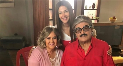 دنيا سمير غانم مع والدها سمير غانم ووالدتها دلال عبد العزيز