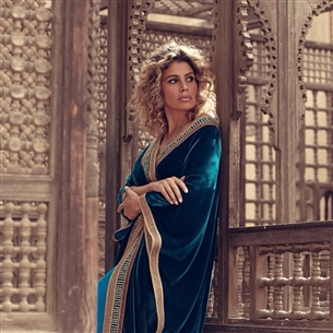 تنحدر زينة عاشور من أسرة سعودية عريقة 