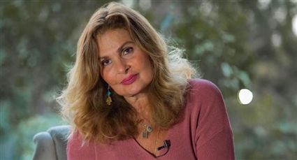 الفنانة يسرا