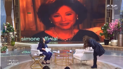 سيمون تنحني أمام صورة فاتن حمامة