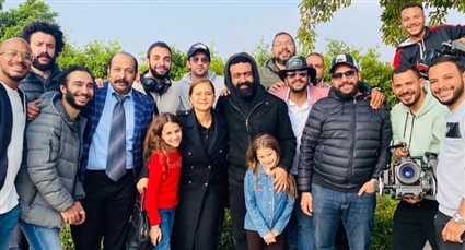 نيللي كريم وفريق عمل فاتن أمل حربي في آخر يوم تصوير