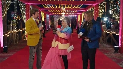 جوني ومربوحة وهجرس، وكشف هجرس أن إطلالته مجمعة من قميص لطالب في مدرسة والجاكيت إهداء لمحمد هنيدي في صعيدي في الجامعة الأمريكية، والبنطلون سرقه من جوني