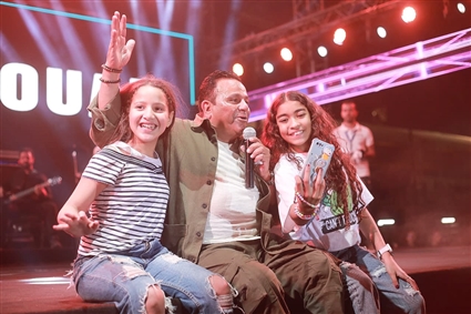 محمد فؤاد مع معجباته الصغيرات