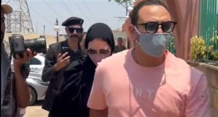 أحمد خالد صالح وزوجته هنادي مهنا من جنازة سمير صبري