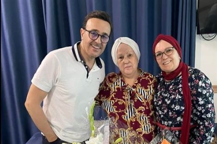 صابر الرباعي مع والدته بعد تحسن حالتها الصحية