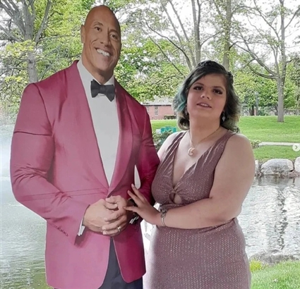 طالبة أرادت الذهاب إلى حفل تخرج بصحبة ذا روك .. هكذا فاجأها