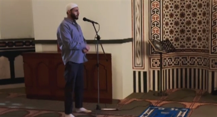 حسن أبو الروس في مشهد رفع الأذان