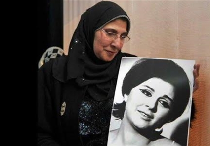 جانجاه حسني شقيقة سعاد حسني تحمل صورتها