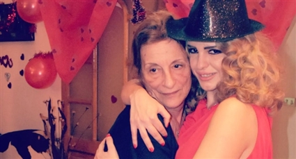 دنيا عبد العزيز ووالدتها الراحلة