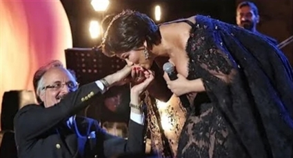 شيرين عبد الوهاب تقبل يد طبيبها