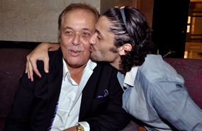 قبلة من كريم لوالده.