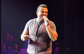 عمرو دياب كما ظهر في الحفل