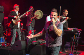 قوبل عمرو دياب بالتصفيق والهتافات الحادة فور صعوده على خشبة المسرح