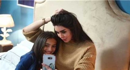 ياسمين صبري والطفلة