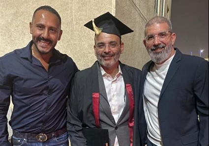 أيمن بهجت قمر بملابس التخرج وسط أصدقائه