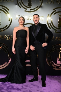 زوجة باسل خياط بفستان أسود ضيق