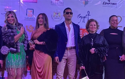 محمد رمضان وزينة على السجادة الحمراء