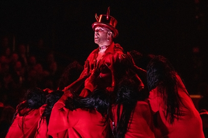 سام سميث متهم بالترويج لعبادة الشيطان بعد عرض Unholy 