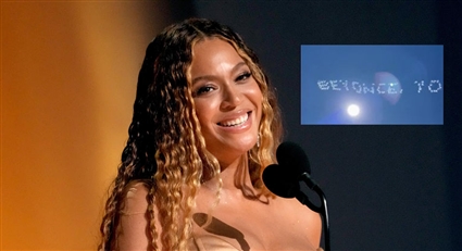 احتفال بفوز بيونسيه التاريخي عبر السماء