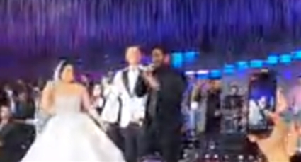 تامر حسني مع العروسين