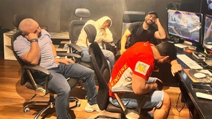 تامر حسني مع فريق عمله