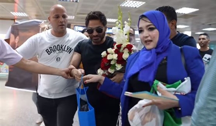 تامر حسني خلال استقباله بتونس