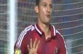 اللاعب أحمد عبد الظاهر يرفع شعار رابعة العدوية