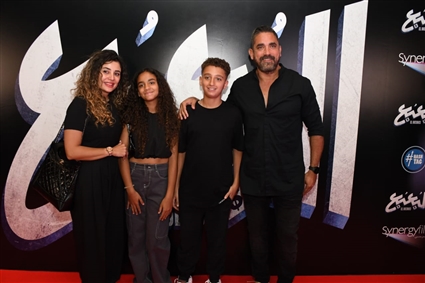 أمير كرارة وزوجته وأبنائه